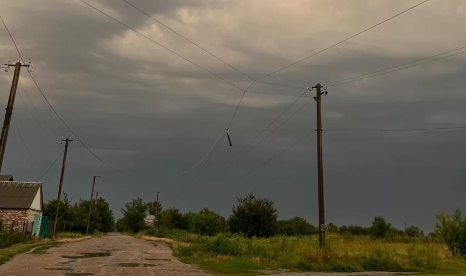 Обірвані дроти / Фото: ДТЕК Київські Регіональні Електромережі