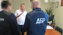 Объявление подозрения участнику коррупционной схемы / Фото: ГБР