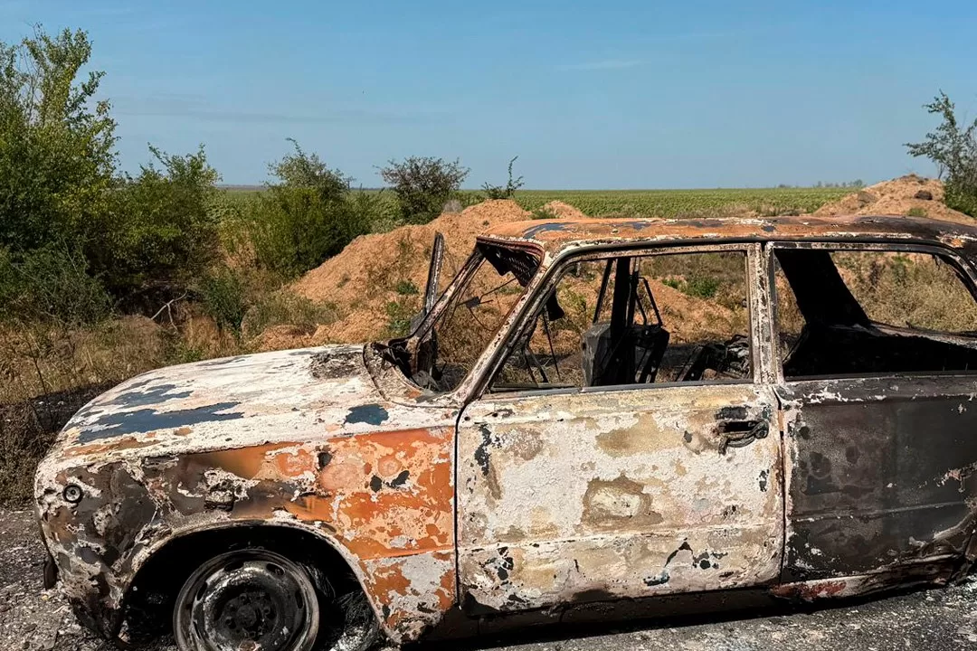 Знищений дроном автомобіль на Харківщині / Фото: Поліція Харківщини