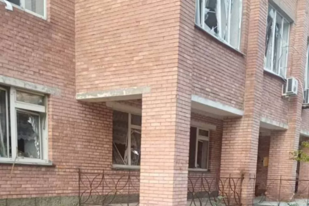 Выбитые окна в отделении Укрпочты / Фото: Telegram/igorsmelyansky