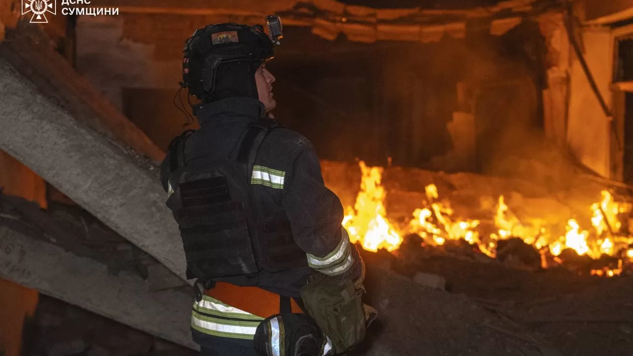 Спасатели на месте пожара в учебном заведении Сум / Фото: ГСЧС