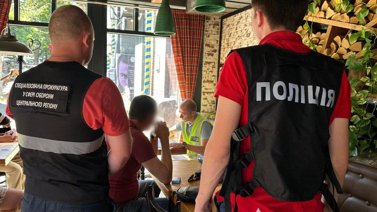 Затримання посадовця Міноборони / Фото: Нацполіція