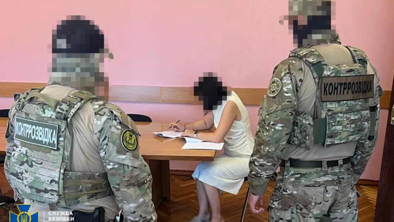 Объявление подозрения руководительнице колледжа в Черниговской области / Фото: СБУ