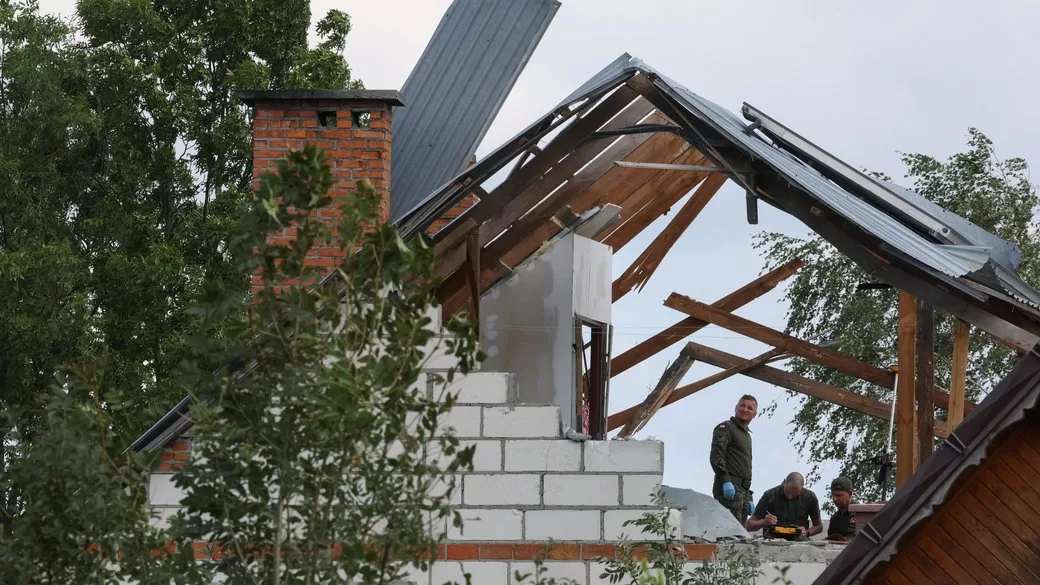 Військовослужбовці польської армії оглядають пошкоджений будинок після того, як російські дрони порушили повітряний простір Польщі / Фото: REUTERS
