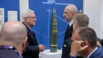 Денис Шмыгаль и Армин Паппергер на выставке DSEI / Фото: Минобороны