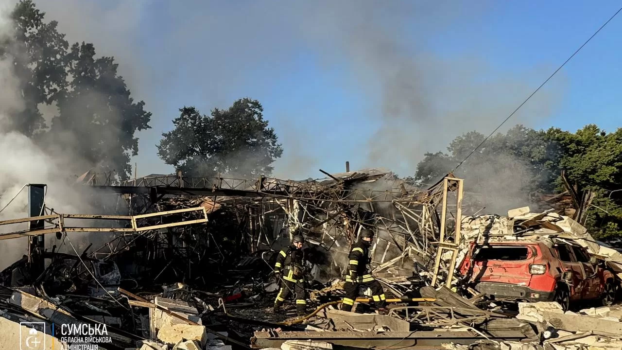 Спасатели на месте ударов БпЛА / Фото: Сумская ОВА