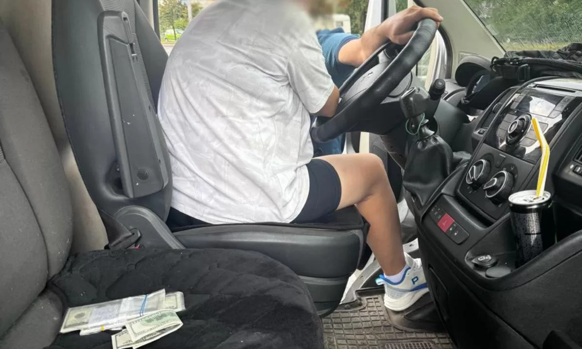 У Києві жінка торгувала гуманітарними автівками, призначеними для ЗСУ / Фото: Київська міська прокуратура