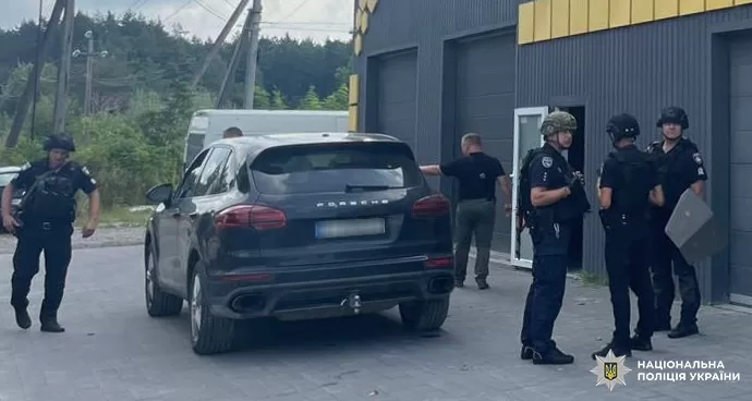 Поліція на місці подвійного вбивства / Фото: ГУНП у Львівській області