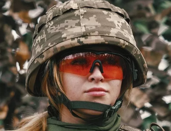 Впервые контракт "18-24" подписали девушки / Фото: 92 ОШБр