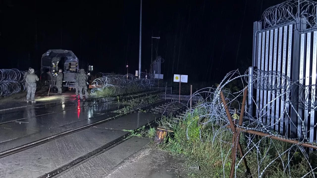 Польские пограничники перекрывают движение на железнодорожном переезде для грузовых перевозок: Кузница Белостокская-Гродно / Фото с X @podlaski_sg