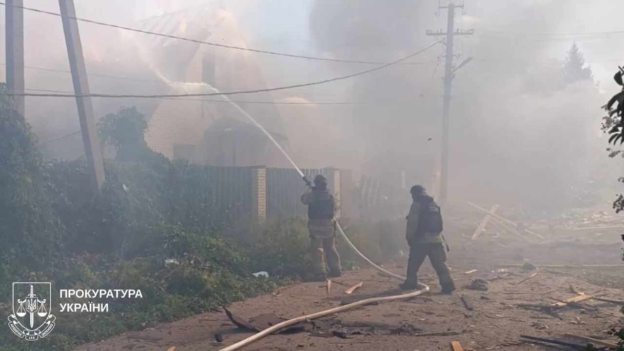 Рятувальники ліквідовують наслідки ударо по Боровій / Фото Харківська обласна прокуратура