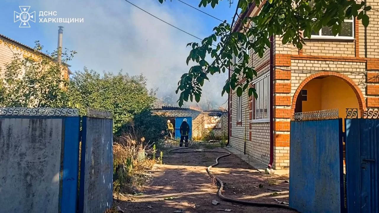 В результаті обстрілу на території приватного домоволодіння частково зруйнована господарча споруда / Фото ДСНС