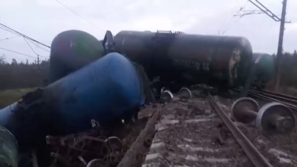 На перегоні Строганово–Мшинська (лінія Санкт-Петербург–Псков) зійшов із рейок локомотив, знищено 15 паливних цистерн разом із вантажем / Скріншот відео