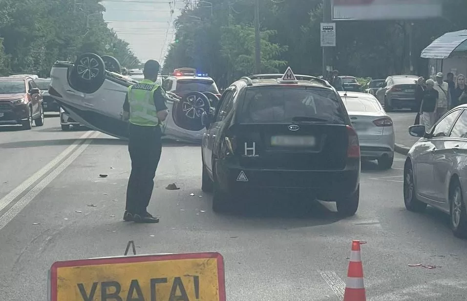 Столичная полиция работает на месте ДТП с опрокидыванием в Шевченковском районе / Фото: Нацполиция