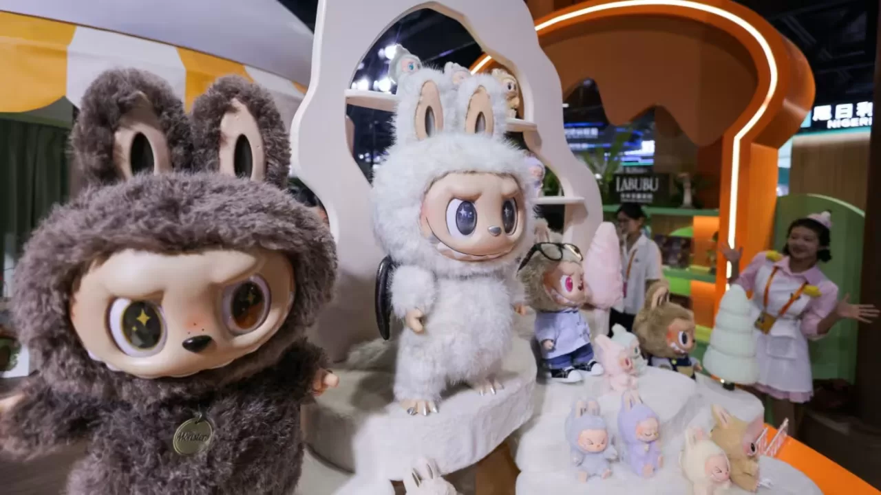 Значна частина успіху Pop Mart пов'язана з Labubu, всесвітньо популярною потворною, але милою лялькою, яку полюбляють деякі знаменитості / Фото Reuters