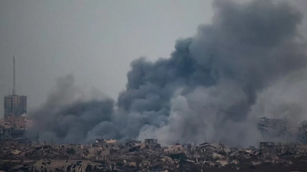 Дым поднимается из Газы / Фото: REUTERS