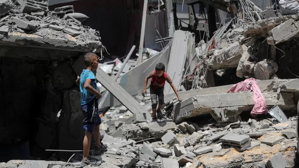 Палестинські хлопчики оглядають місце ранкового ізраїльського удару / Фото: REUTERS