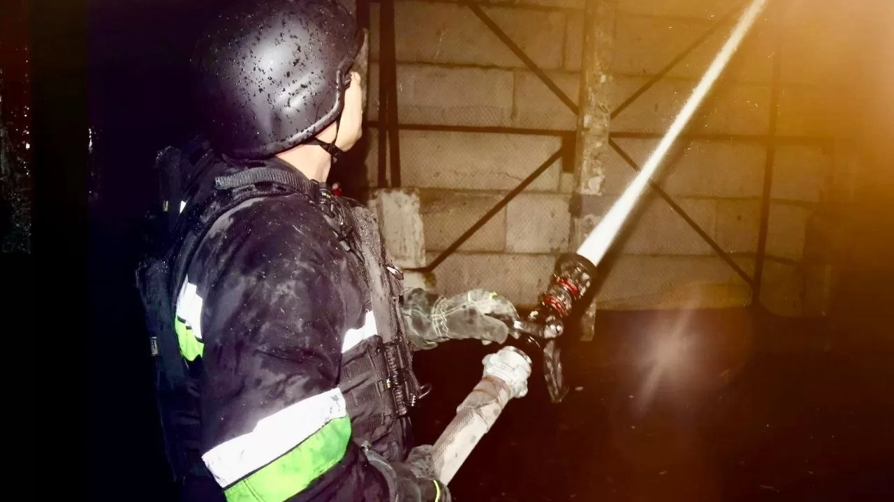 На Кировоградщине спасатели ликвидируют последствия дроновой атаки / Фото: ГСЧС