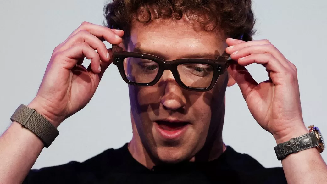 Генеральний директор Meta Марк Цукерберг приміряє окуляри Meta Ray-Ban Display / Фото: REUTERS