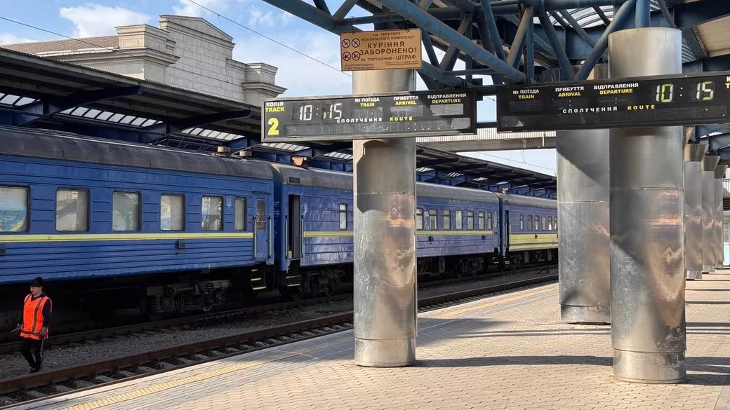 Поїзд на вокзалі у Дніпрі / Фото: Суспільне