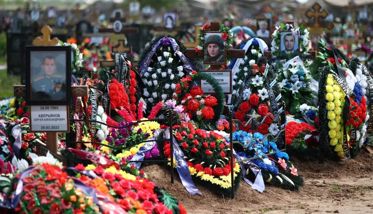 Могилы российских оккупантов / Фото: REUTERS