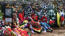 Могили російських окупантів / Фото: REUTERS