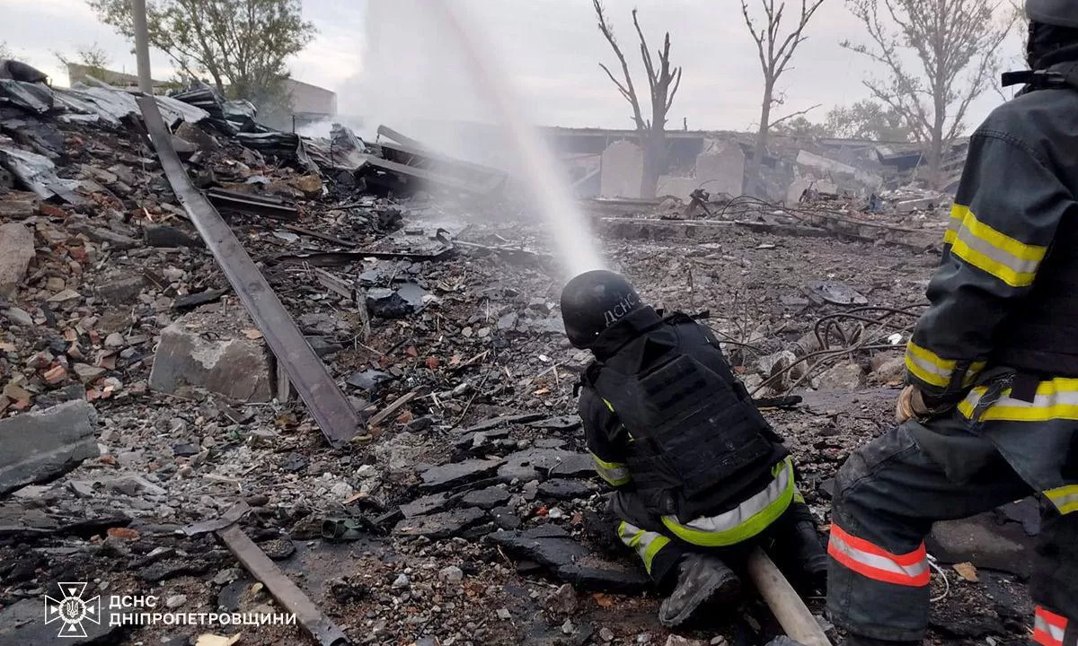 Рятувальники ліквідовують наслідки дронової атаки / Фото: ДСНС