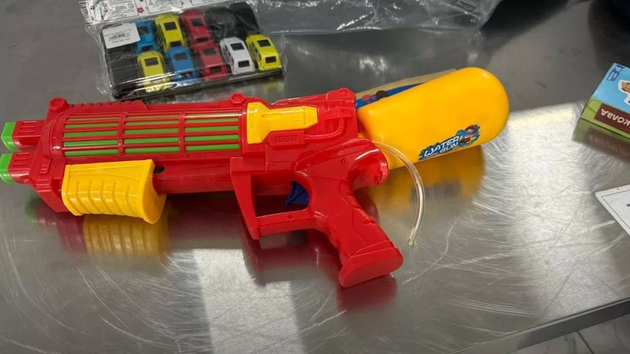 Игрушечный пистолет с наркотиками / Фото: ГПСУ