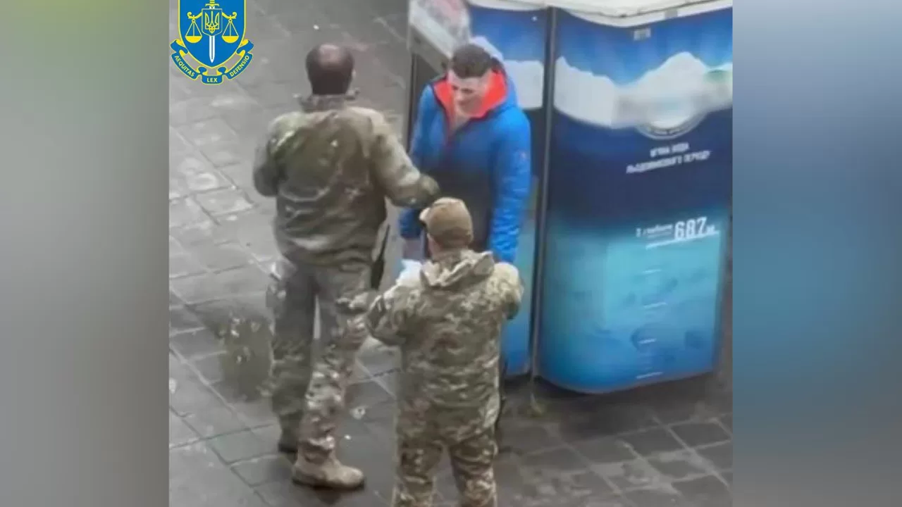 Работник ТЦК бьет гражданского / Скриншот