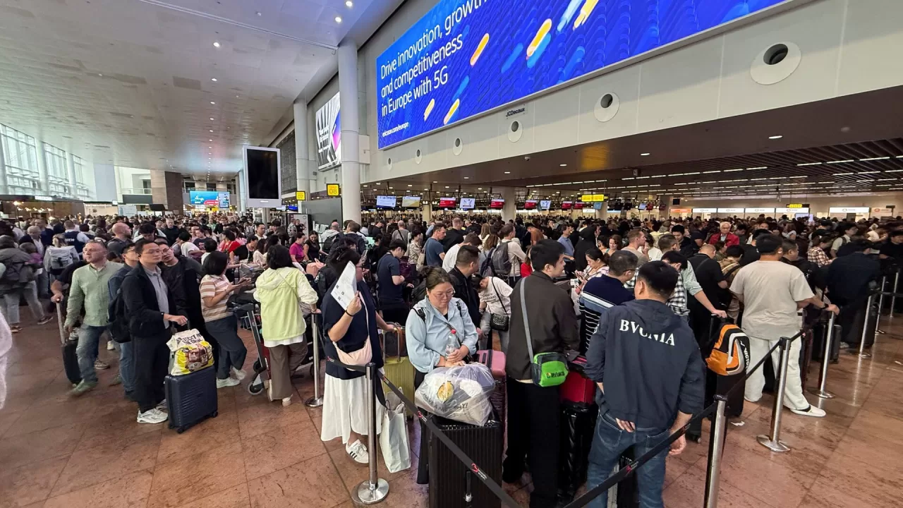 Пассажиры ждут в аэропорту Брюсселя, 20 сентября 2025 года / Фото Reuters