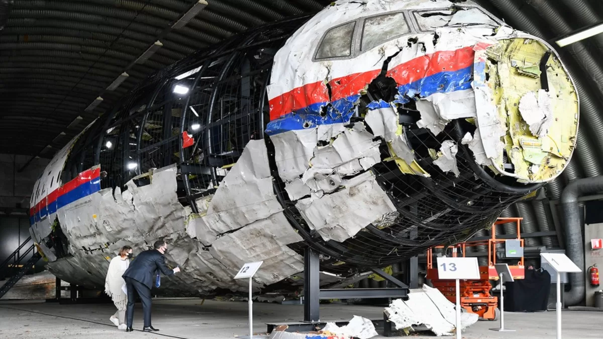 Юристи оглядають реконструйований корпус літака рейсу MH17 авіакомпанії Malaysia Airlines на авіабазі Гільзе-Рейєн у Нідерландах. 26 травня 2021 / Фото Reuters