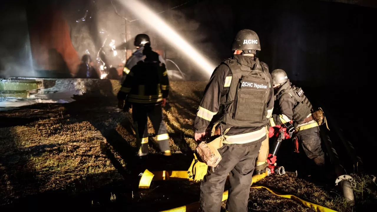 У Ніжинському районі під час гасіння пожежі, спричиненої атакою БпЛА, росіяни завдали повторного удару / Фото ДСНС