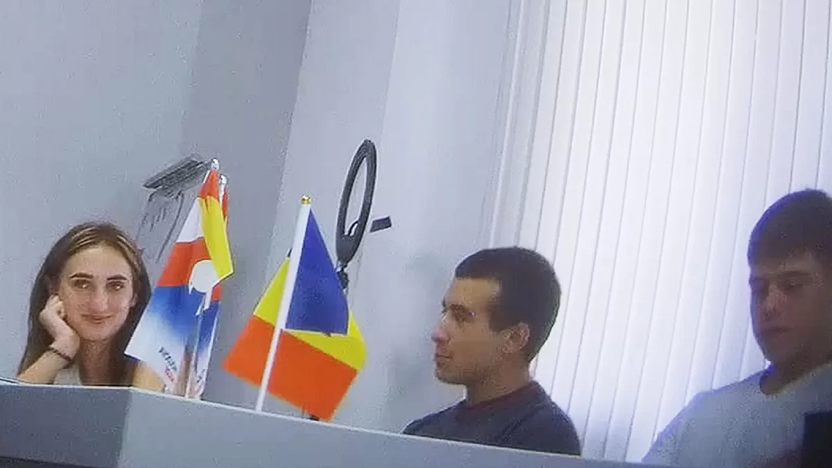 Координатор сети Алина Юк (слева), снятая скрытой камерой, слушает инструкции по кампании по дезинформации / Фото BBC