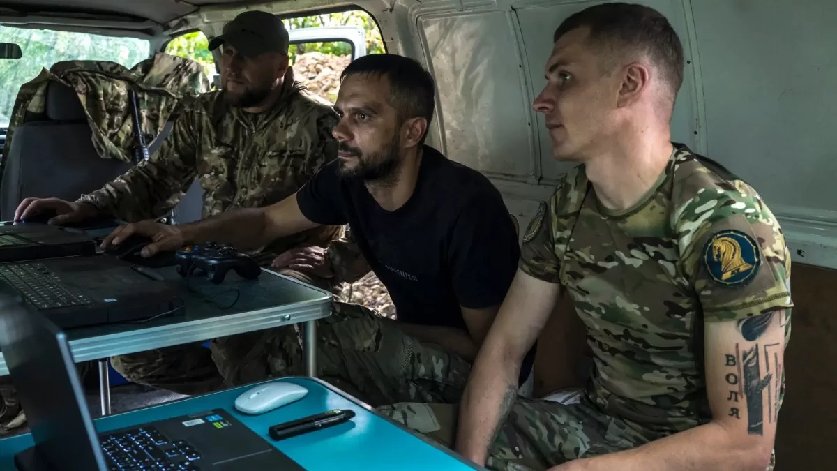 Солдаты 47-й отдельной механизированной бригады Украины просматривают кадры, снятые разведывательным беспилотником / Фото NYT