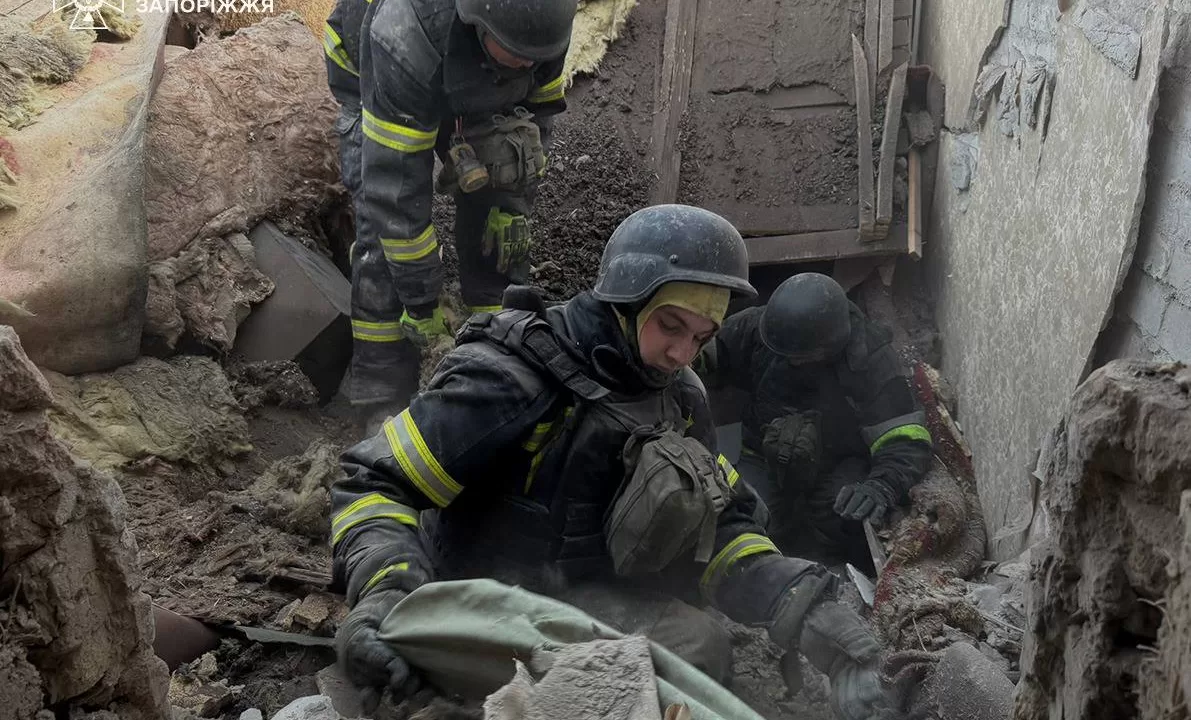 Спасатели на месте удара по Запорожью / Фото: ГСЧС