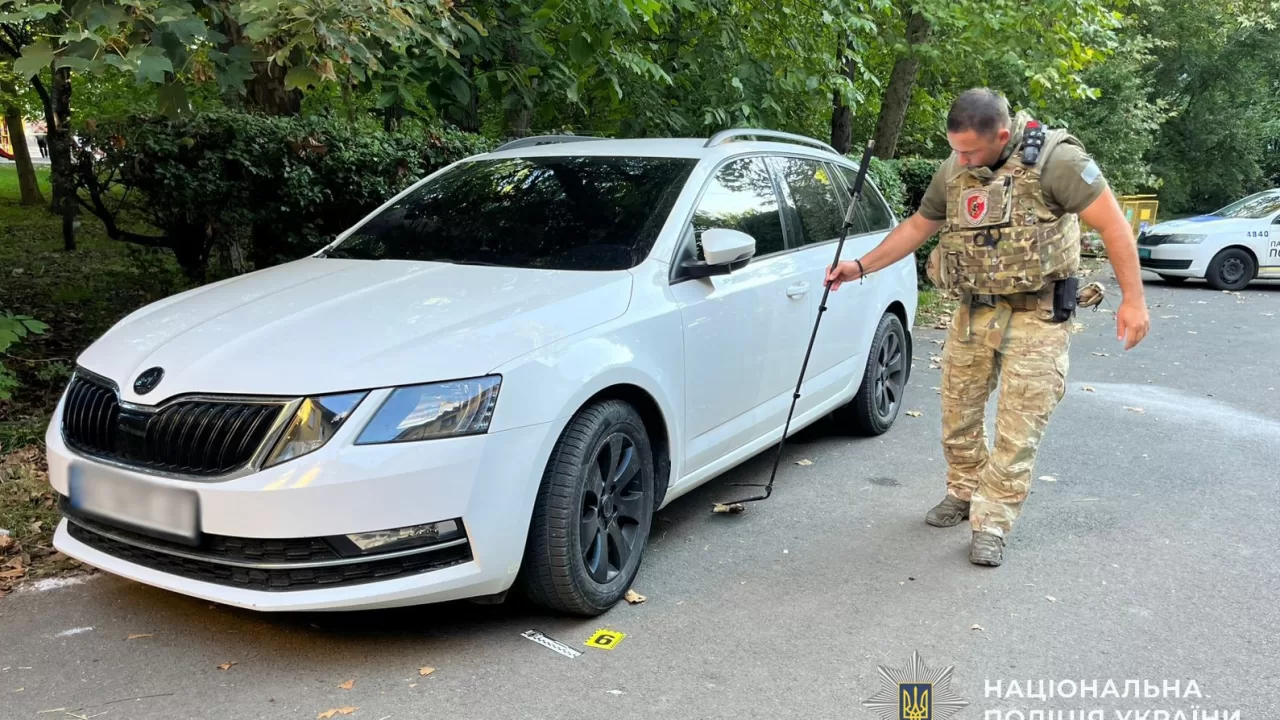 Осмотр автомобиля взрывотехнической службой / Фото: ГУНП в Закарпатской области