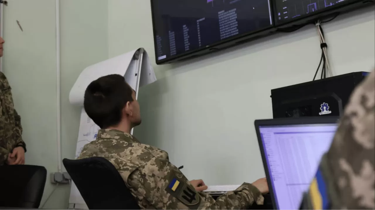 Військові за комп'ютерами / Фото ілюстративне: Генштаб ЗСУ