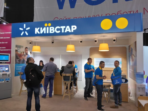 Люди у відділенні Київстар / Фото архівне: znaj.ua