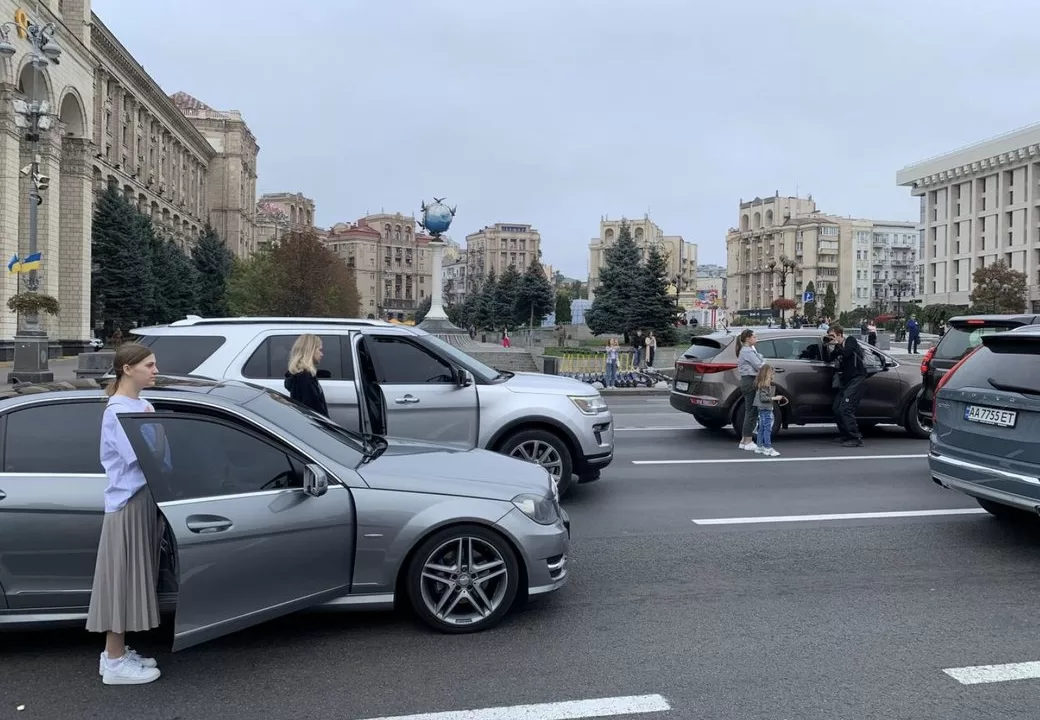 Минута молчания на Крещатике в Киеве 1 октября 2023 года / Фото: Влада Призова/Общественное