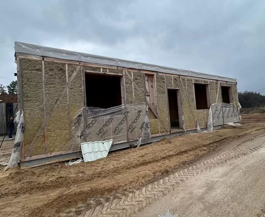 Директор компании подозревается в хищении денег, выделенных на модульные дома для пострадавших от войны / Фото: НПУ