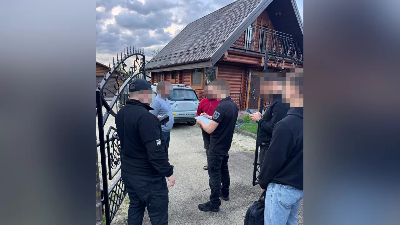 Слідчі дії в будинку командира в/ч з Рівного / Фото: ДБР