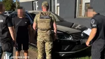 Затриманні підозрюваного в організації схеми для ухилянтів / Фото: ДБР