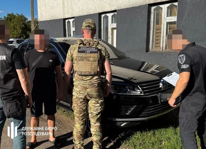 Затриманні підозрюваного в організації схеми для ухилянтів / Фото: ДБР