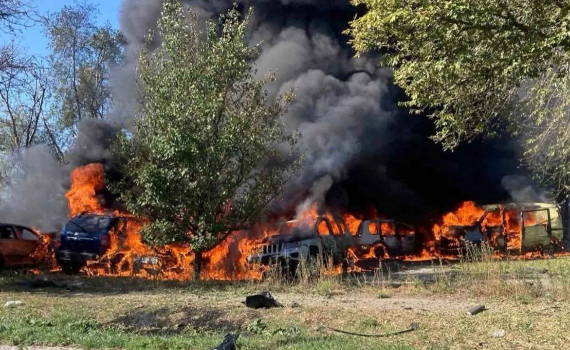 Внаслідок атаки на Запоріжжя пошкоджені склади, горять автівки, є постраждалі / Фото: Запорізька ОВА