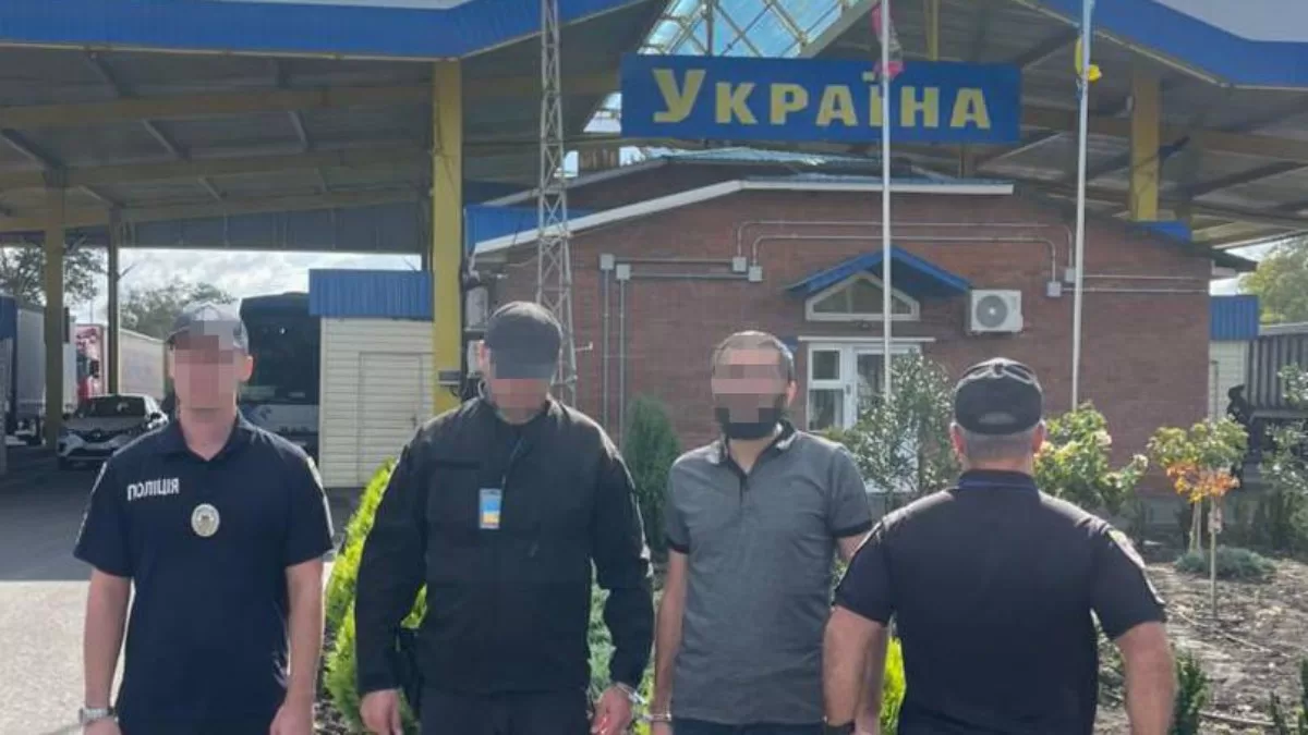 З Молдови до України екстрадовано іноземця, який підозрюється у збуті підроблених доларів США / Фото Офіс Генпрокурора