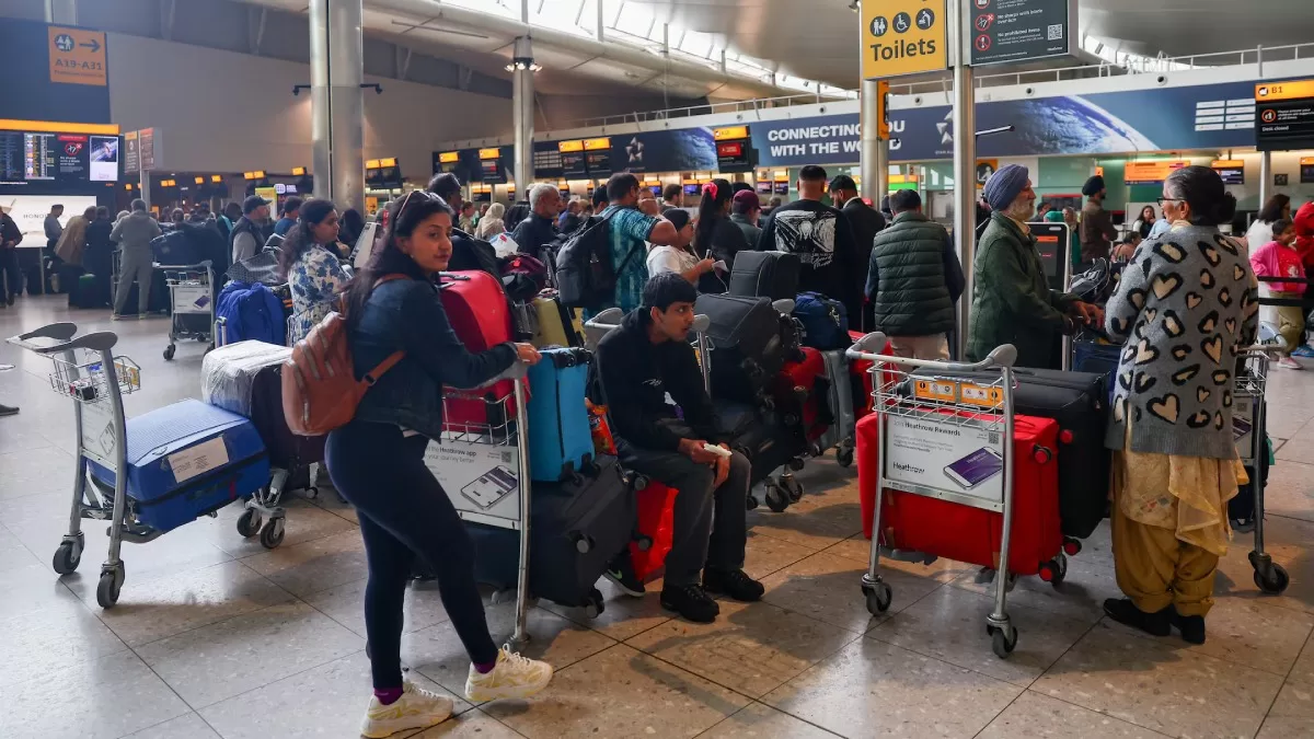 Путешественники ждут у стойки регистрации в аэропорту Хитроу, 20 сентября 2025 года / Фото Reuters