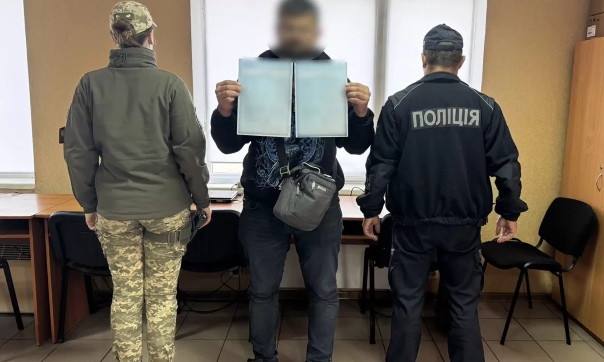 Затримання на кордоні чоловіка з підробленими документами / Фото: ДПСУ