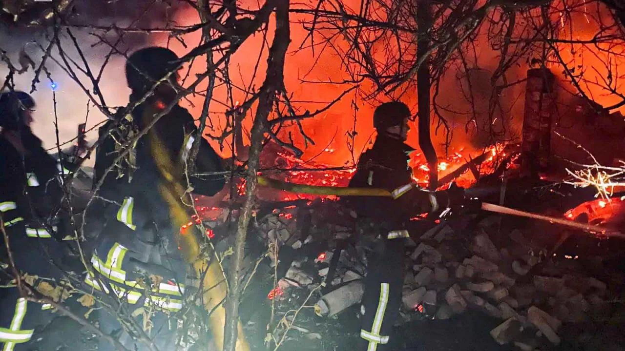 Рятувальники на місці пожежі / Фото архівне: ДСНС Сумщини