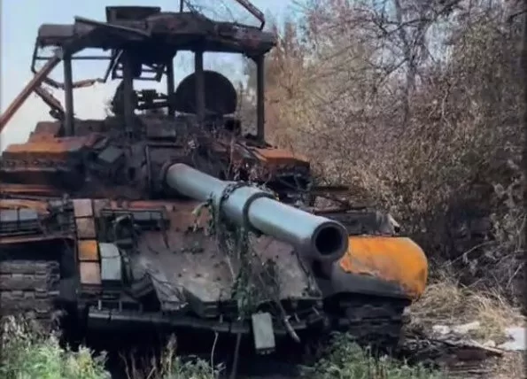 Знищений російський танк Т-62 на Донбасі / Фото: t.me/lost_warinua