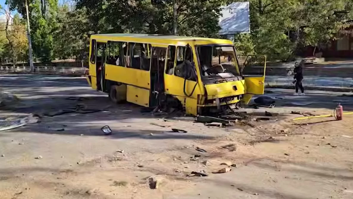 Уничтоженная маршрутка в Херсоне / Скриншот